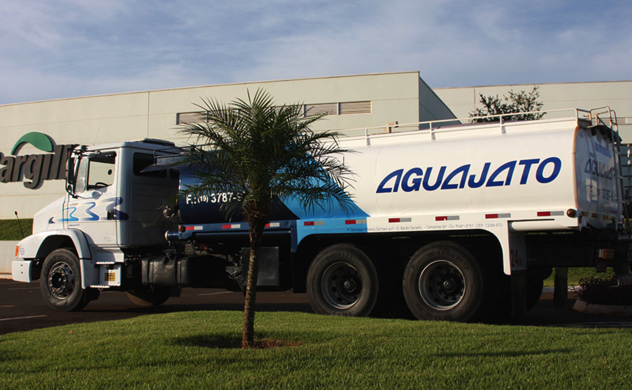 Caminhão pipa Aguajato em operação